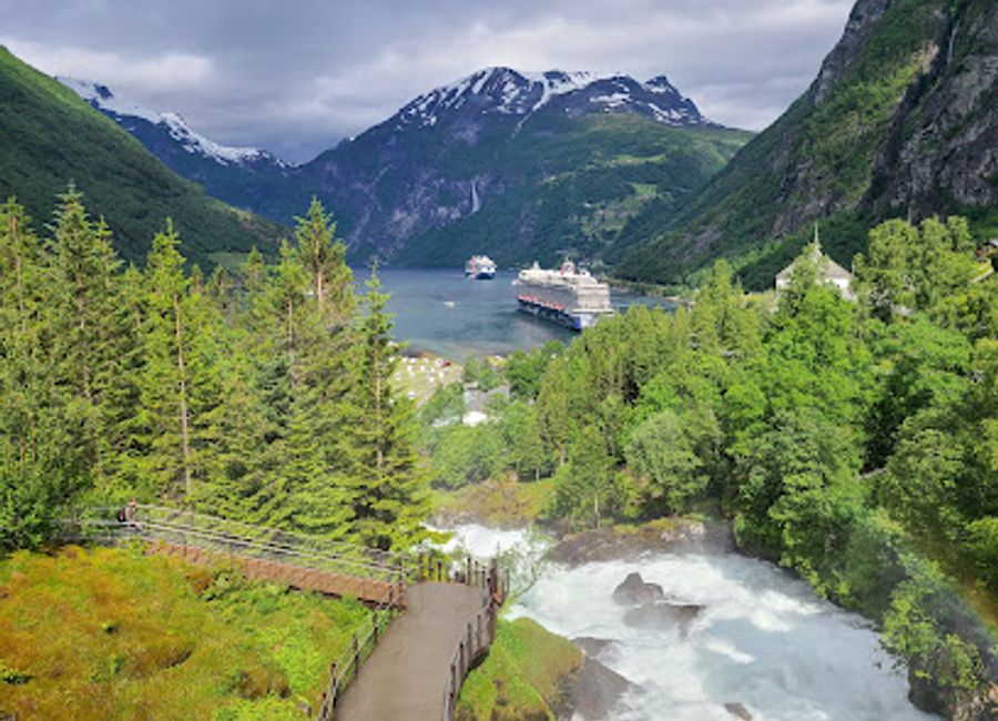 Experience the breathtaking beauty of Fossevandring Geiranger, where stunning waterfalls and lush landscapes await your discovery in Norway's picturesque fjord region.