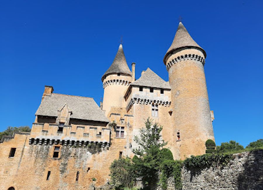 Explore the enchanting Château de Puymartin, a medieval castle in Sarlat-la-Canéda, rich in history and breathtaking views of the Dordogne landscape.