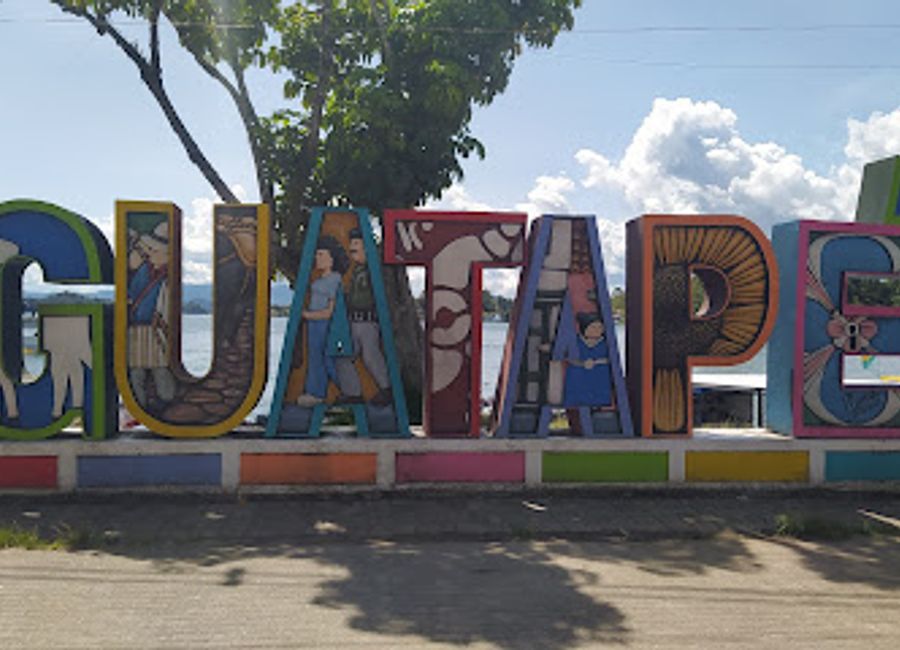 Discover the vibrant Letrero Guatapé, an iconic landmark showcasing Colombian culture amidst stunning landscapes.