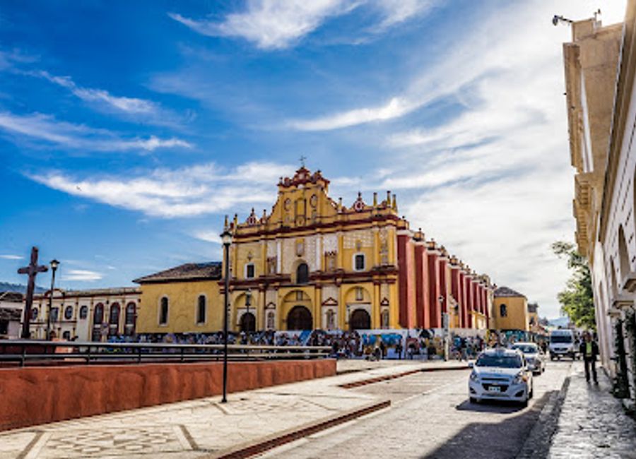 Discover the stunning Catedral de San Cristóbal de las Casas, a cultural icon blending indigenous and colonial history in the heart of Chiapas, Mexico.