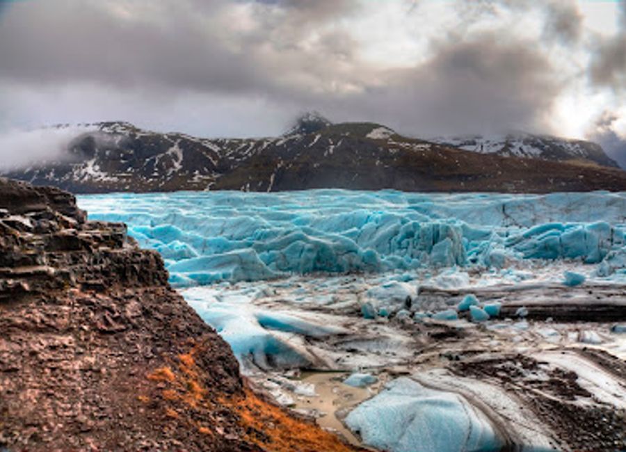 Discover the breathtaking Fjallsárlón Glacier Lagoon with unforgettable boat tours exploring stunning icebergs and the majestic Vatnajökull glacier.