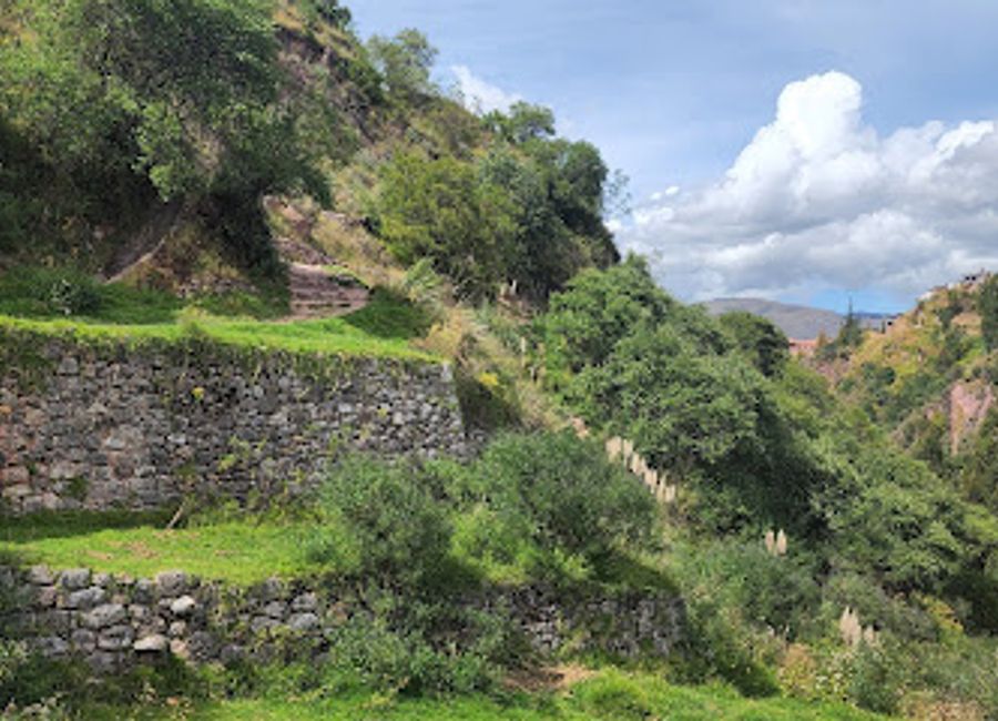 Explore Choquequirao Puquio, an ancient Incan archaeological site in the Peruvian Andes, rich in history and stunning natural beauty.
