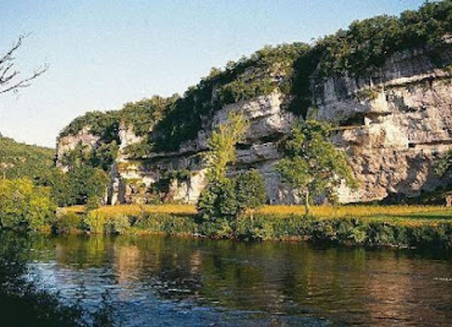 Explore the prehistoric marvels of La Roque St. Christophe, an ancient cliff dwelling site in the stunning Dordogne region of France.