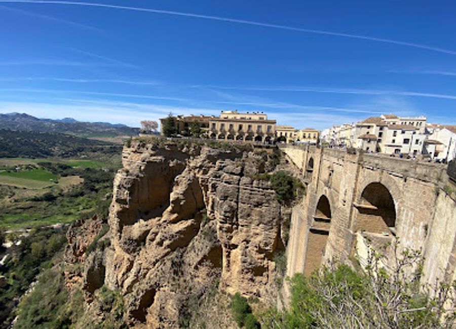 Discover the stunning El Tajo de Ronda, where breathtaking views, rich history, and nature meet in perfect harmony.