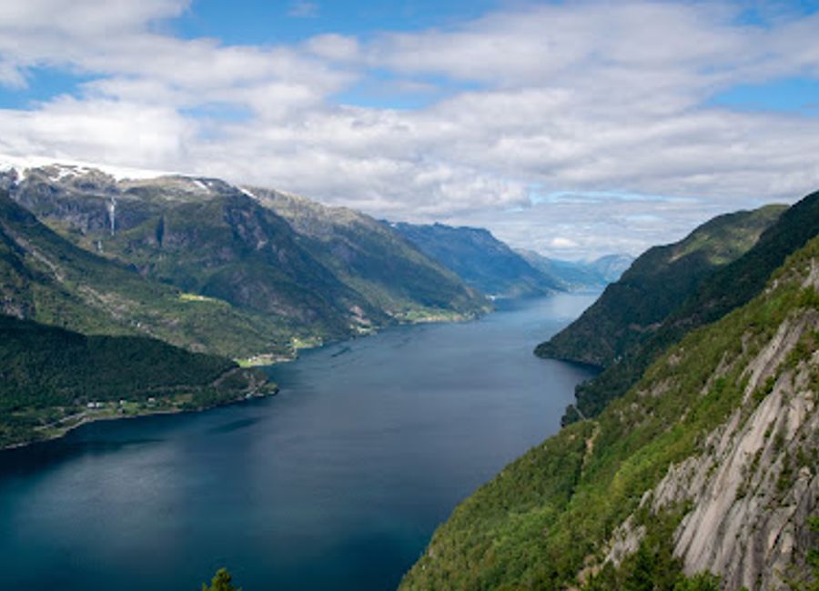 Explore the breathtaking hiking trails of Lilletopp in Hardanger, where stunning nature meets adventure for all outdoor enthusiasts.