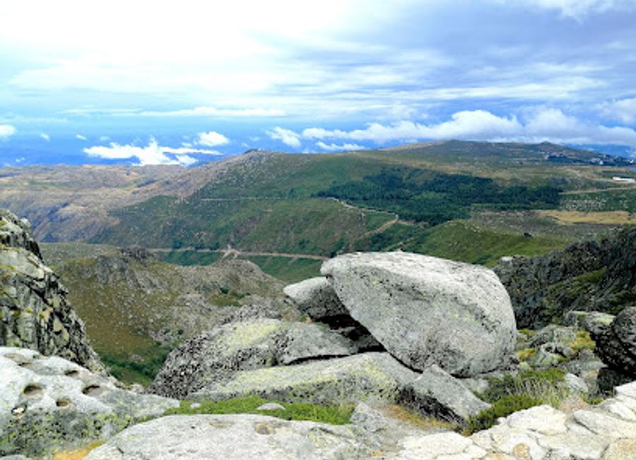 Explore the stunning Circos Glaciários in Loriga, Portugal, a breathtaking scenic spot perfect for hiking, photography, and immersing in nature's beauty.
