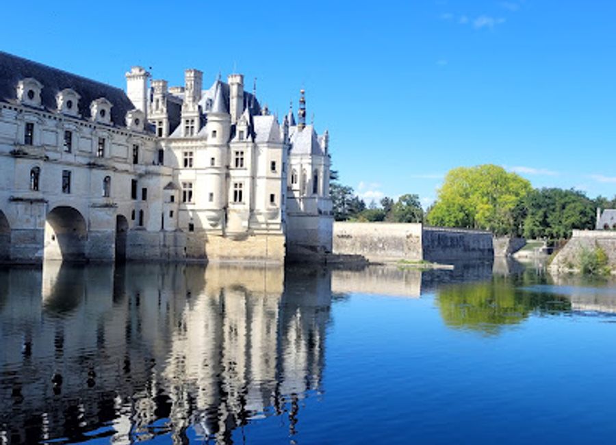 Explore the enchanting Château de Chenonceau, a stunning castle in the Loire Valley renowned for its rich history, beautiful gardens, and architectural elegance.