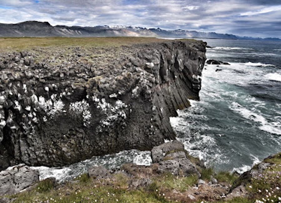 Discover the enchanting Bárður Snæfellsás Statue in Arnarstapi, a monument that encapsulates Icelandic folklore amidst breathtaking landscapes.