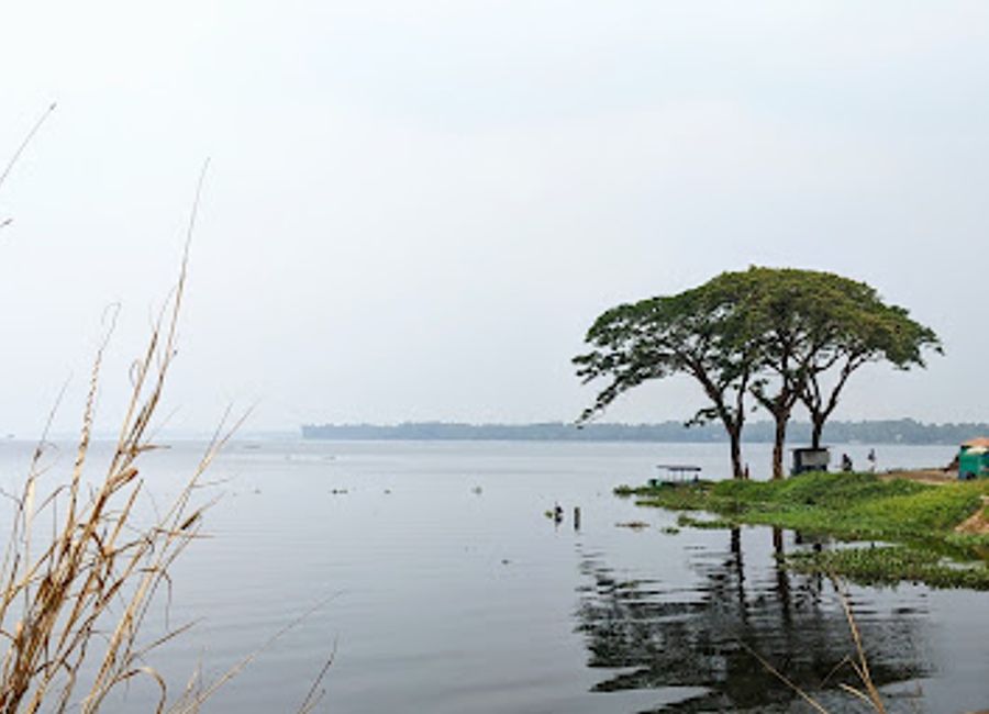Experience the breathtaking beauty of Vembanad Lake at Thanneermukkom-Vembanad Lagoon View Point in Kerala, a serene escape for nature lovers.