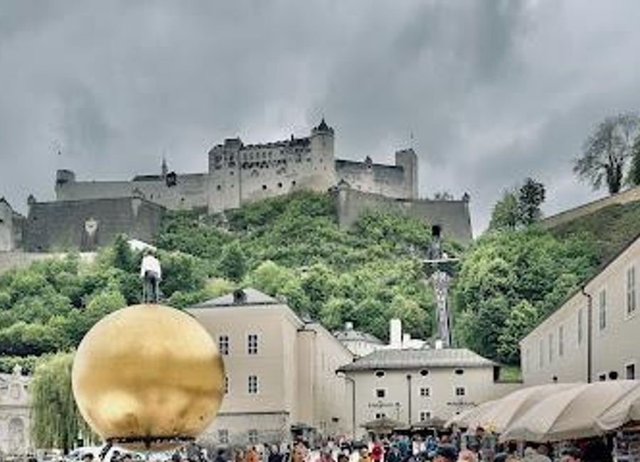 Experience the enchanting Kapitelplatz, a historic square in Salzburg filled with stunning architecture, lively events, and rich cultural heritage.