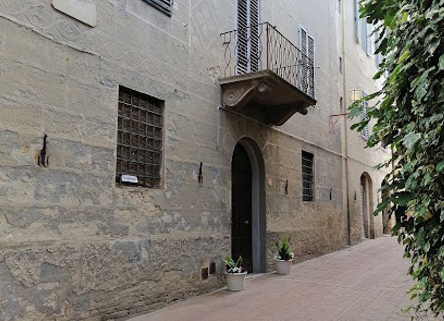 Experience the charm of San Gimignano at Palazzo Mari, a welcoming bed & breakfast offering comfort, culture, and stunning views of Tuscany's medieval landscape.