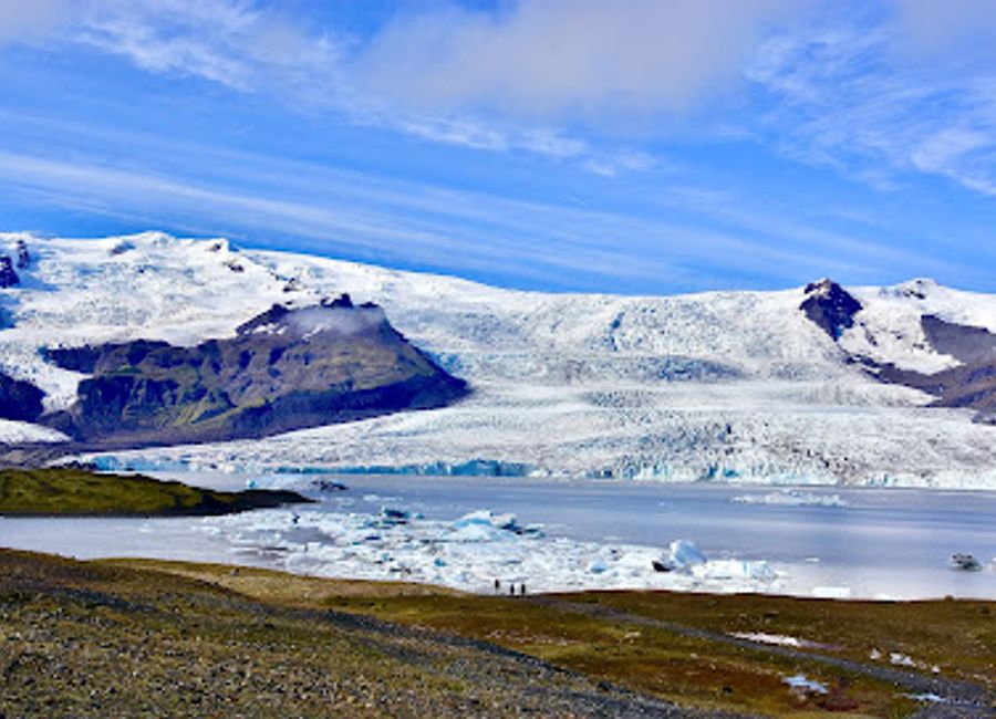 Explore Jökulsárlón, Iceland's spectacular glacial lagoon, where shimmering icebergs meet stunning landscapes and diverse wildlife.
