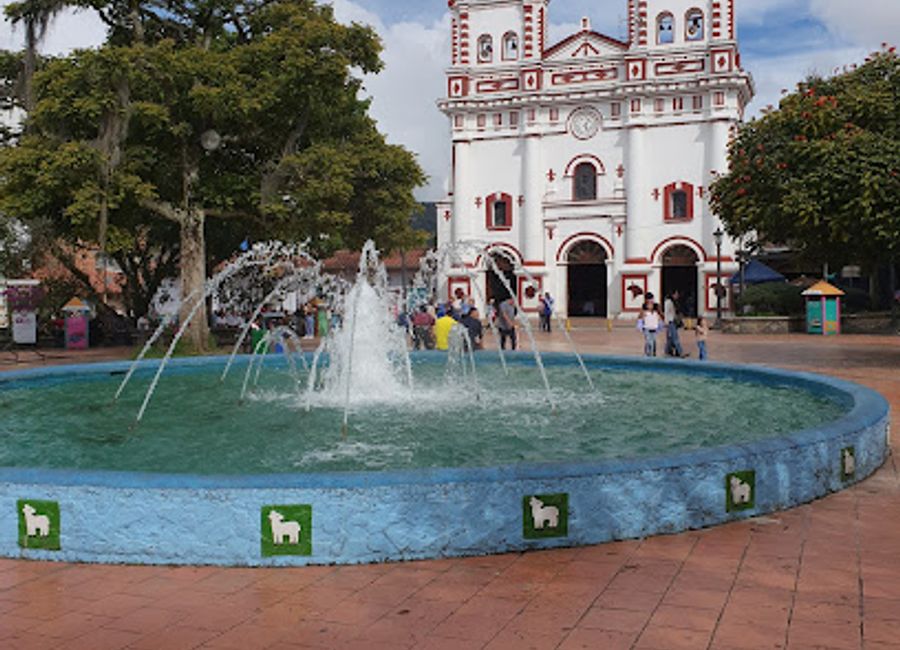 Explore the colorful Parque Principal de Guatapé, a serene park in Colombia's charming town, surrounded by vibrant culture and stunning landscapes.