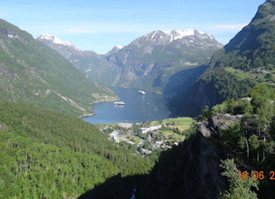 Experience the breathtaking beauty of Geiranger from the Dalsnibba Observation Deck, where panoramic views of fjords and mountains await.
