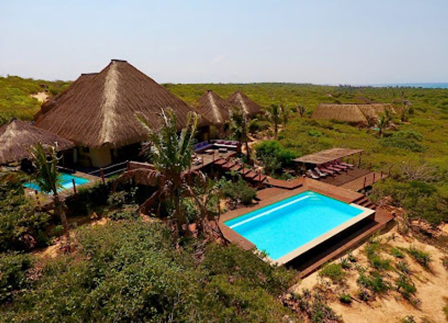 Experience breathtaking ocean views and exceptional hospitality at asDunas Lodge, your perfect retreat in Vilanculos, Mozambique.