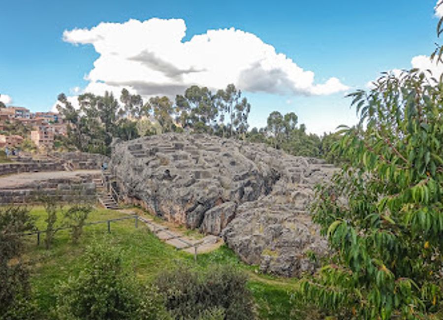 Explore the enchanting Q'enco Archaeological Complex, a historical landmark in Cusco revealing the sacred traditions of the Incan civilization amidst breathtaking scenery.