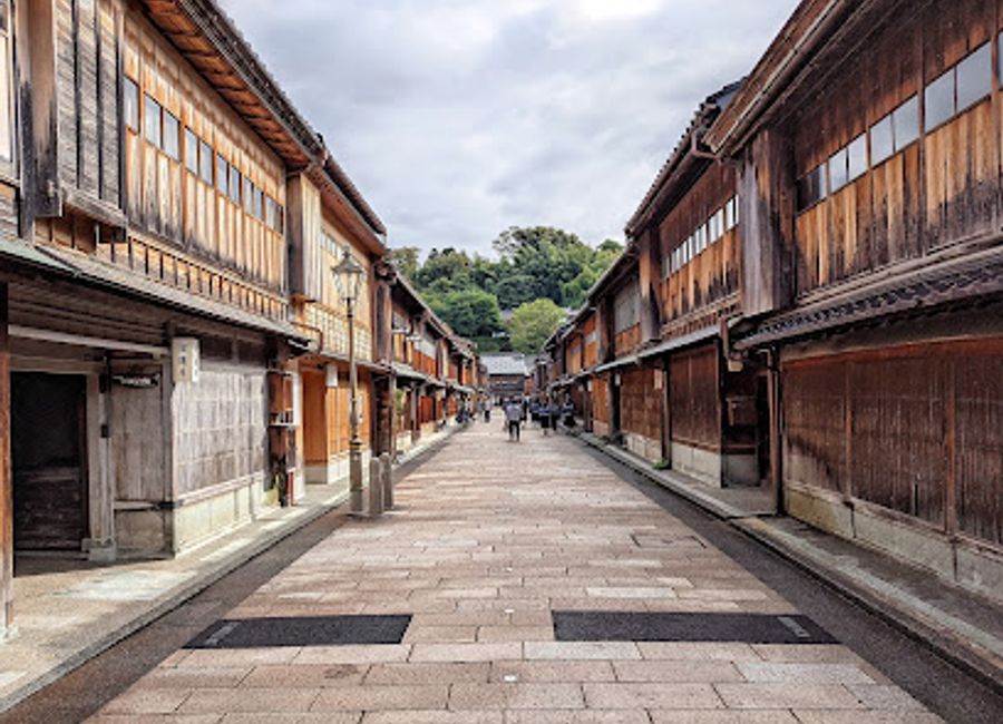Discover the allure of Higashi Chaya District in Kanazawa, where history and culture blend seamlessly to create an unforgettable experience.