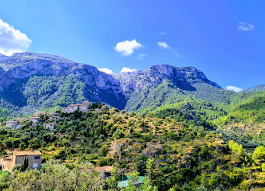 Explore the life and works of Robert Graves at La Casa de Robert Graves in Deià, a captivating historical museum surrounded by stunning Balearic scenery.