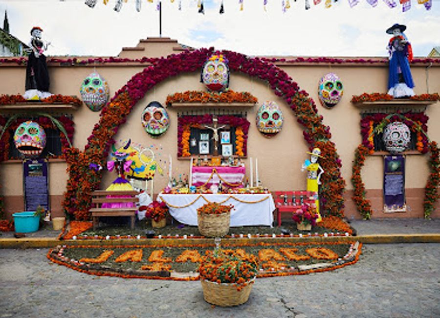 Experience the authentic flavors of Oaxaca at Tlayudona, a culinary haven for tourists seeking traditional Oaxacan dishes and cooking classes.