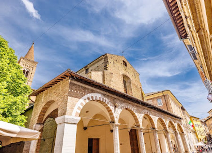 Experience the enchanting beauty of Urbino from the stunning viewpoint, where breathtaking landscapes meet rich historical heritage.