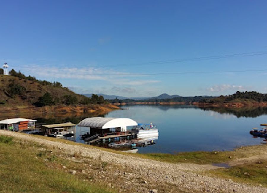 Discover the vibrant charm of Malecón de Guatapé, a picturesque waterfront promenade perfect for relaxation, adventure, and cultural immersion.