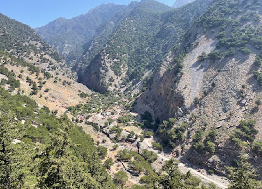 Explore the historic Castle Agia Roumeli in Crete: a 19th-century fortress with panoramic views of the Libyan Sea and Samaria Gorge.