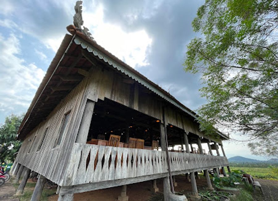 Discover the secrets of Kampot pepper at La Plantation, an organic farm offering tours, tastings, and delicious Khmer cuisine in a beautiful setting.