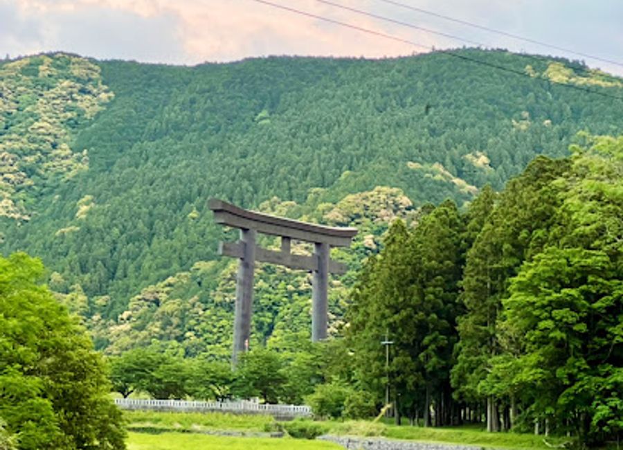 Discover the spiritual essence of Japan at Oyunohara, a revered Shinto shrine and the starting point of the Kumano Kodo pilgrimage routes.