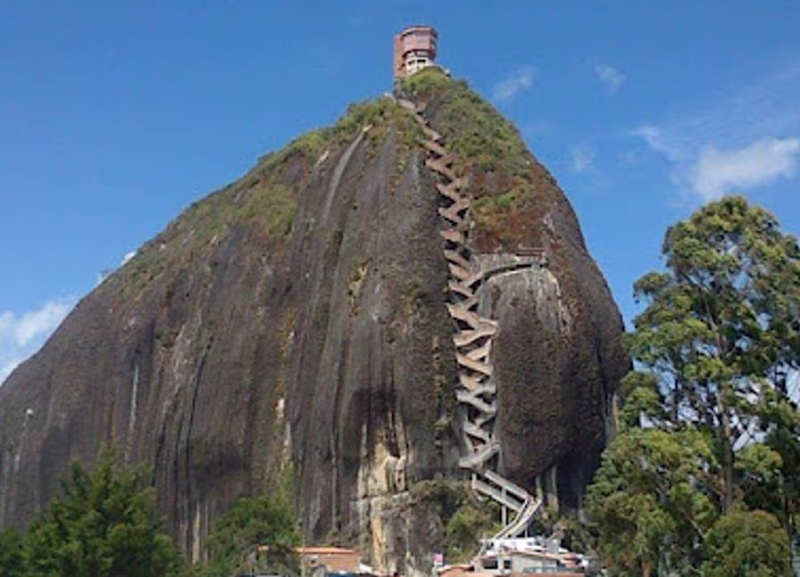 Explore the vibrant Plazoleta de Los Zócalos in Guatapé, Colombia, a cultural gem filled with colorful artistry and stunning views.
