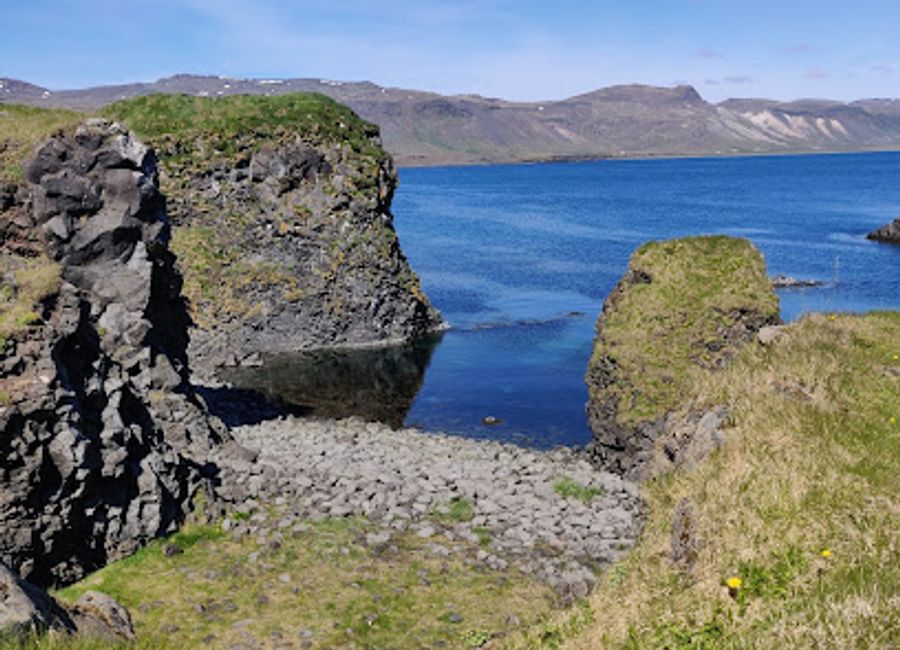 Explore Rauðfeldsgjá Gorge, a stunning natural wonder in Iceland, offering breathtaking views, unique rock formations, and an unforgettable hiking adventure.