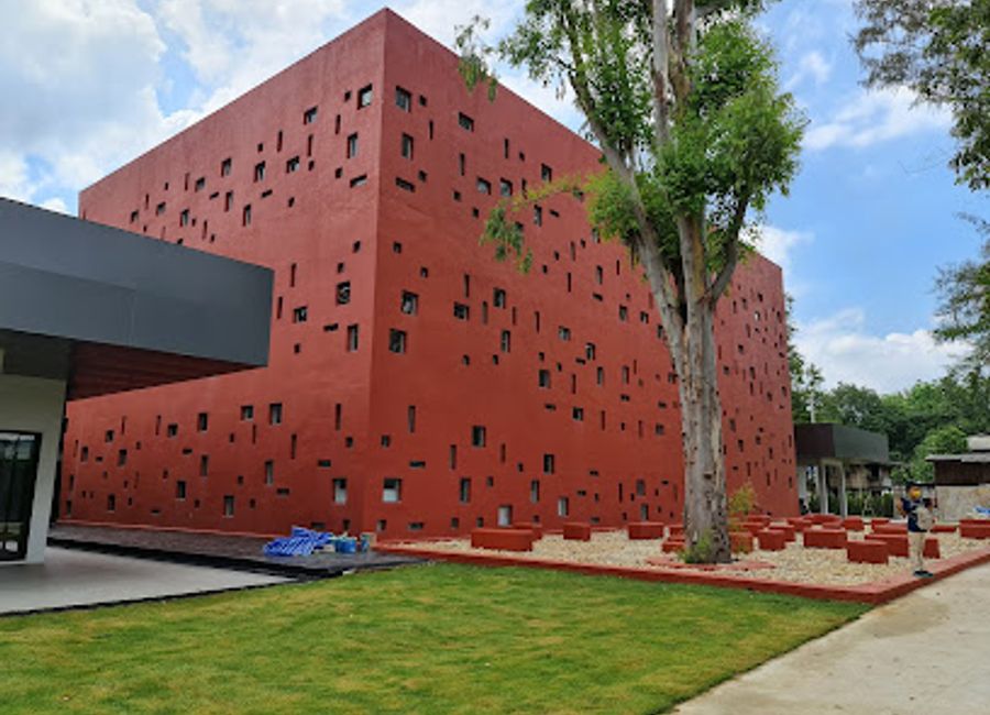 Explore the rich cultural heritage of Thailand at Ban Kao National Museum, an essential destination for history enthusiasts in Kanchanaburi.