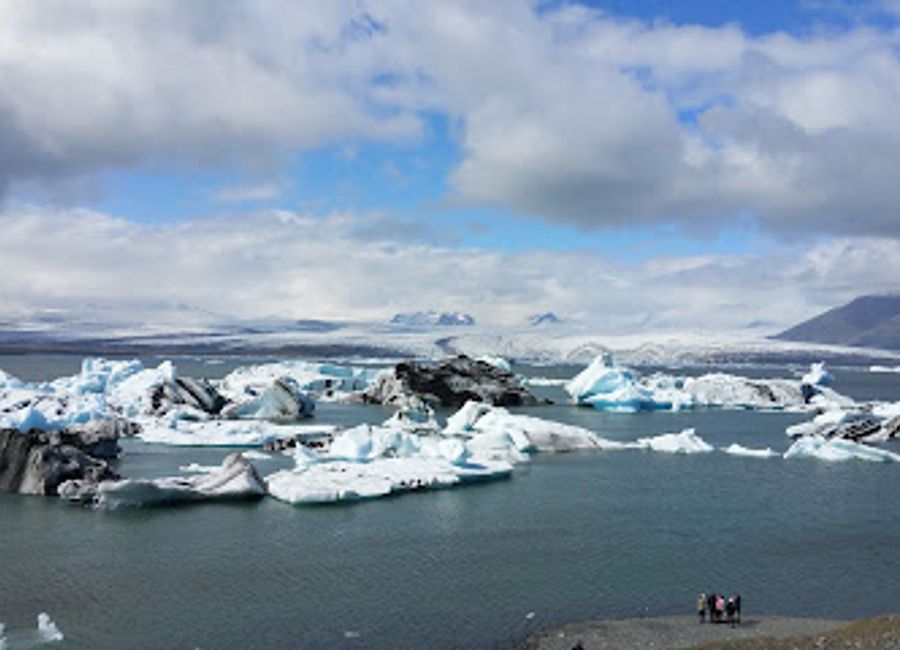 Discover the enchanting Jökulsárlón Glacier Lagoon, a stunning natural wonder in Iceland, famous for its drifting icebergs and breathtaking scenery.