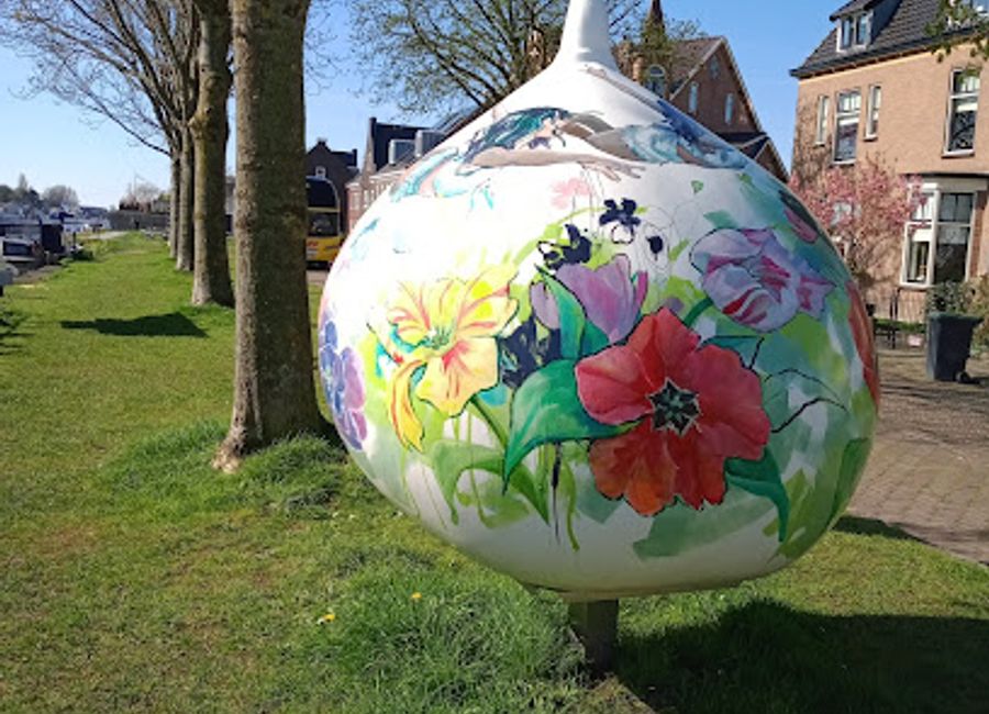 Experience the stunning Reuzenbol: 'Flora' in Lisse, a vibrant floral sculpture showcasing the beauty of Dutch horticulture.