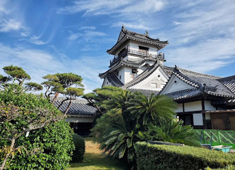Explore the stunning Kochi Castle, a historical gem in Japan, showcasing beautiful architecture and rich samurai heritage amidst picturesque gardens.