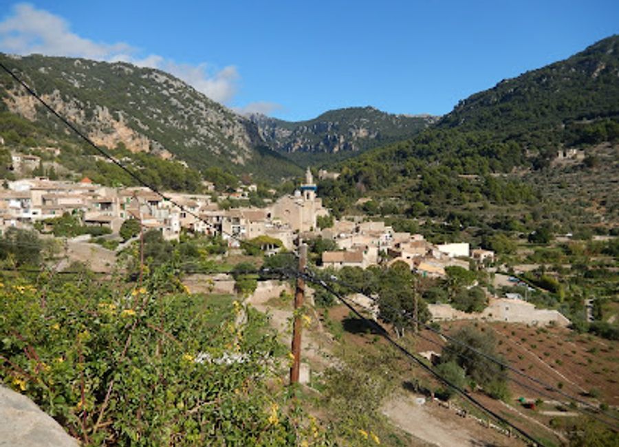 Discover the stunning panoramic views of the Serra de Tramuntana at Grans vistes, a serene observation deck in Valldemossa, Mallorca.
