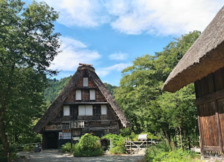 Explore Shirakawa-go Gassho-Zukuri Minka-en, a captivating open-air museum showcasing Japan's traditional thatched-roof farmhouses amidst stunning natural beauty.