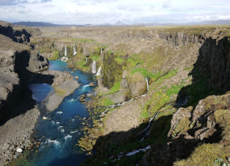 Discover the breathtaking beauty of Sigöldugljúfur, a tranquil scenic spot in Iceland's Highlands, perfect for nature lovers and adventurers.