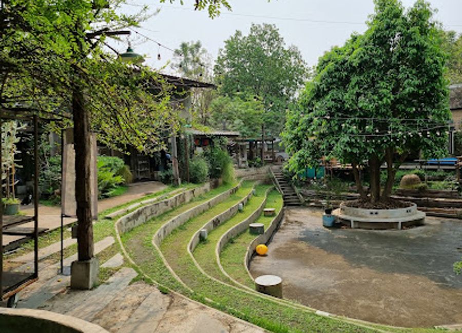 Discover the artistic charm of Baan Kang Wat, a vibrant village in Chiang Mai filled with workshops, cafés, and unique handcrafted souvenirs.