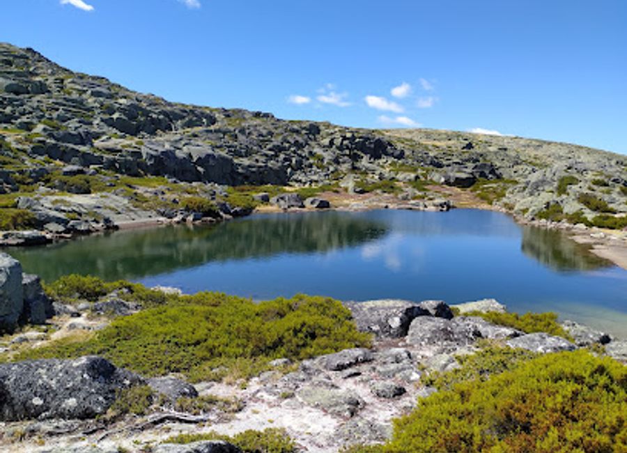Experience the serene beauty of Lagoa das Salgadeiras, a tranquil nature preserve in Loriga, Portugal, perfect for hiking, relaxation, and photography.