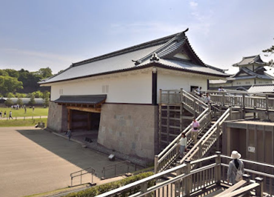 Explore the enchanting Kahoku-mon Gate in Kanazawa, a stunning historical landmark showcasing Japan's rich feudal heritage and breathtaking architecture.