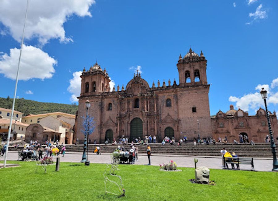 Explore the extraordinary Cusco Cathedral, a stunning blend of colonial architecture and rich Andean history in the heart of Peru's Sacred Valley.