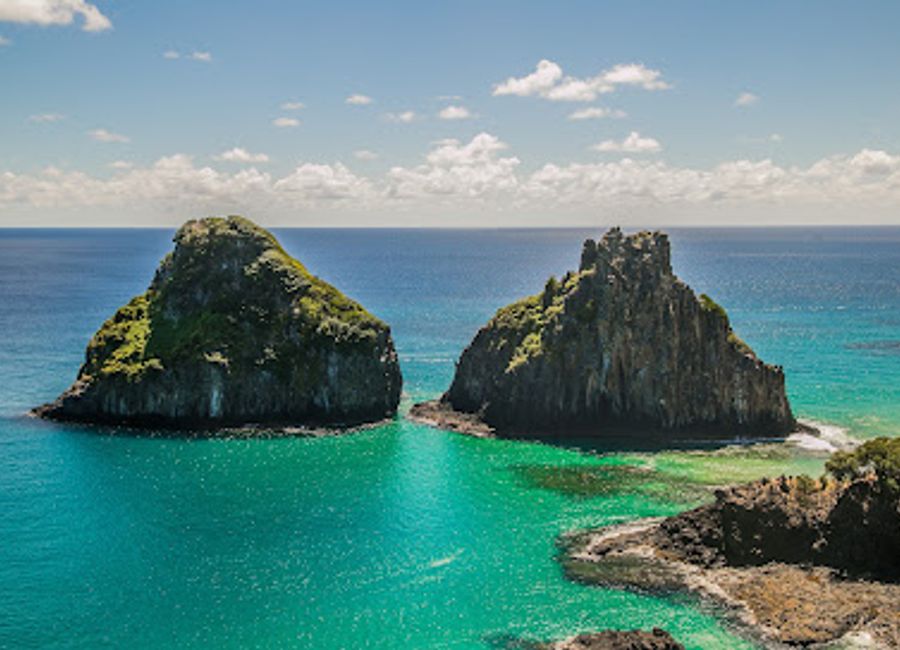 Discover the breathtaking beauty of Morro Dois Irmãos, a stunning rock formation and a must-visit paradise in Fernando de Noronha, Brazil.