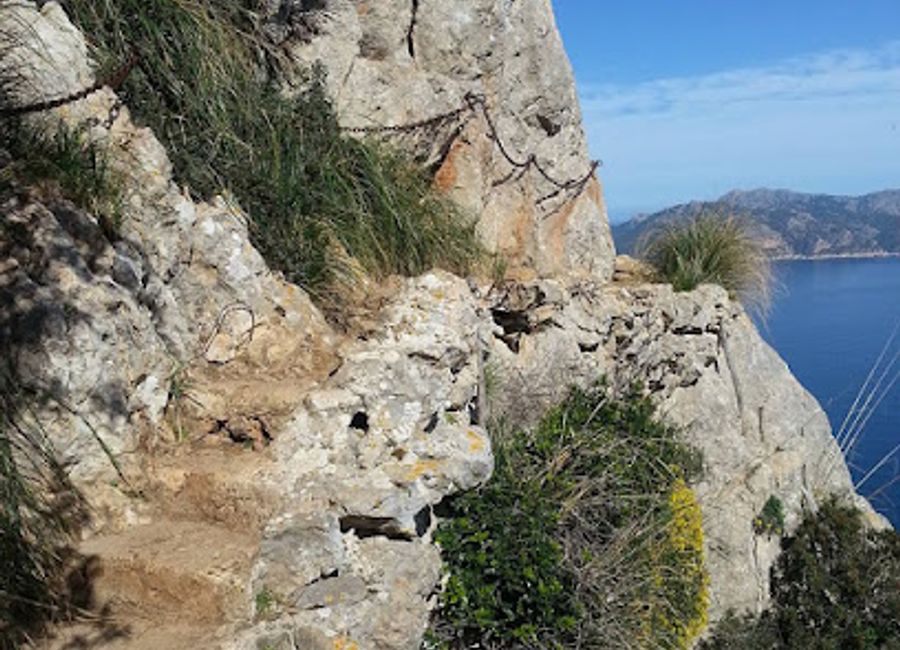 Explore breathtaking landscapes and exhilarating outdoor adventures at Guies de Tramuntana in Soller, the perfect destination for thrill-seeking tourists.