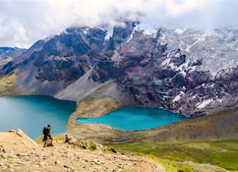 Discover the stunning beauty of the 7 Lagunas Ausangate trek in Peru, with turquoise lakes and breathtaking mountain views that promise an unforgettable adventure.