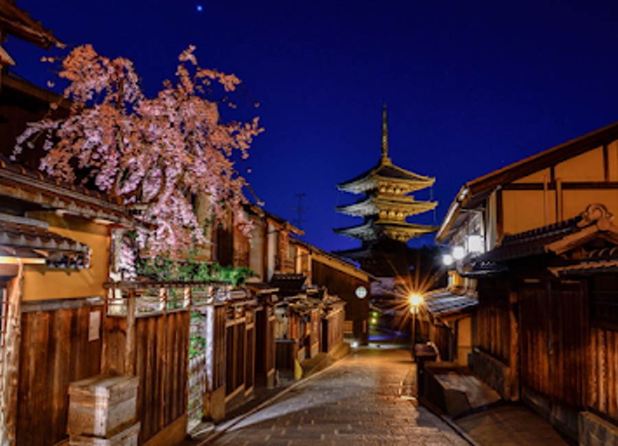 Discover the historic allure of Sannenzaka, a traditional street in Kyoto, filled with wooden architecture, unique shops, and stunning views of Kiyomizu-dera Temple.