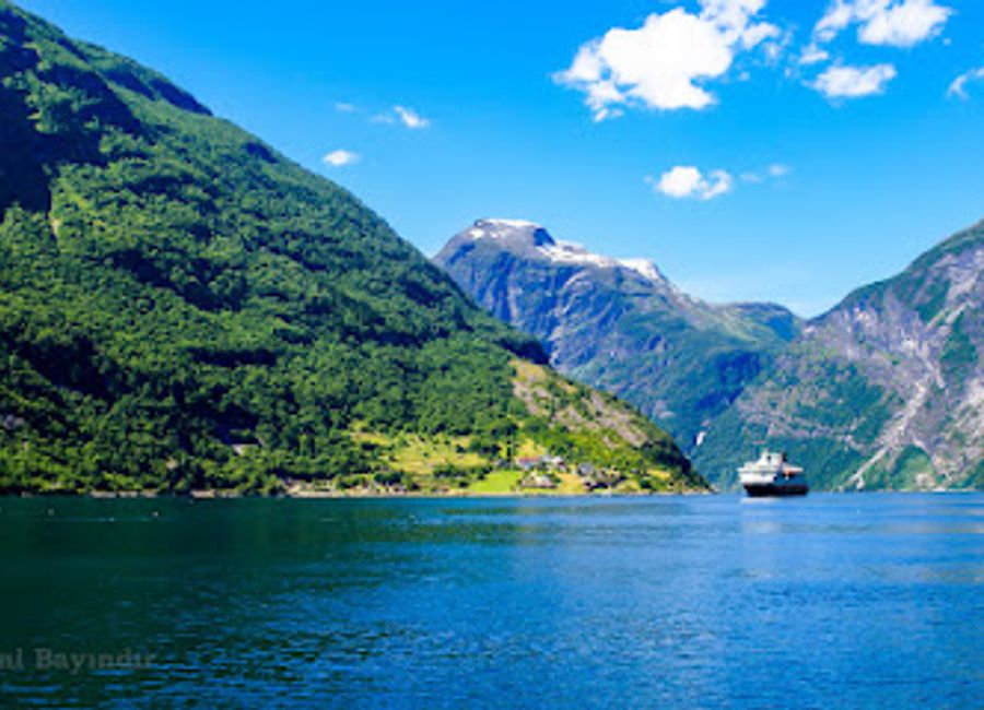 Discover the breathtaking beauty and adventure at Promenada Geiranger Port, your gateway to Norway's stunning fjords and rich culture.