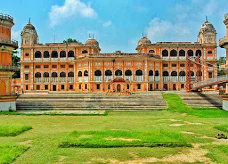 Explore the enchanting Sheesh Mahal at Amber Fort, a historical gem showcasing exquisite Mughal architecture and captivating mirror work.