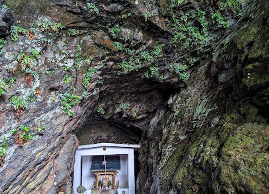 Experience the spiritual serenity of Yahazudake Shrine, a beautiful Shinto shrine surrounded by Yakushima's lush landscapes and rich cultural heritage.