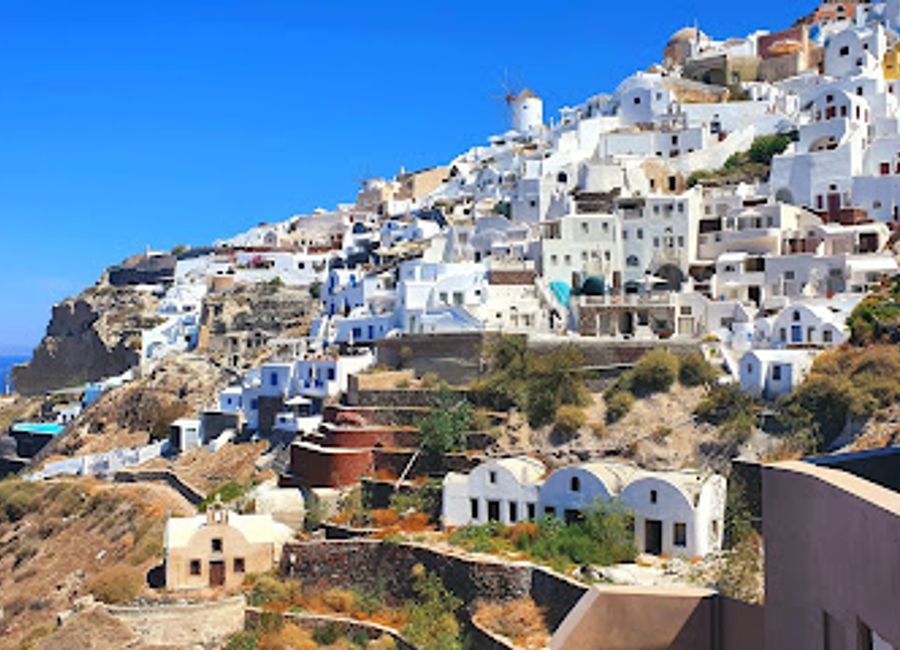 Explore the iconic Oia Steps in Santorini for breathtaking views, stunning architecture, and a rich cultural journey through Greece's most picturesque village.