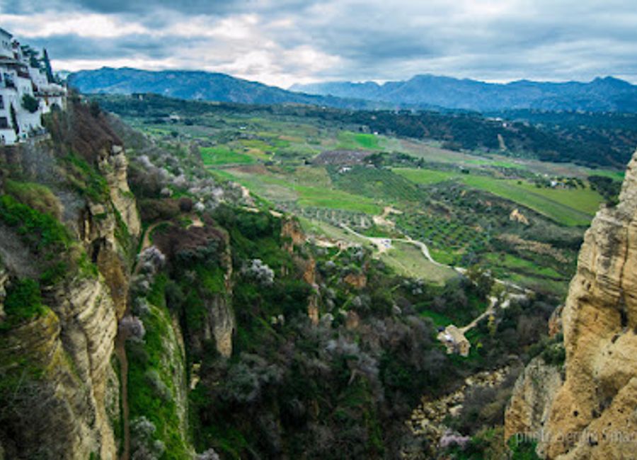 Discover breathtaking views and romantic moments at the Mirador de los Viajeros Románticos in Ronda, a must-visit scenic spot for every traveler.